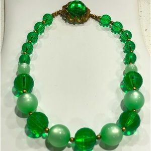 VNTG GREAN LUCITE BOBBLE CHOKER